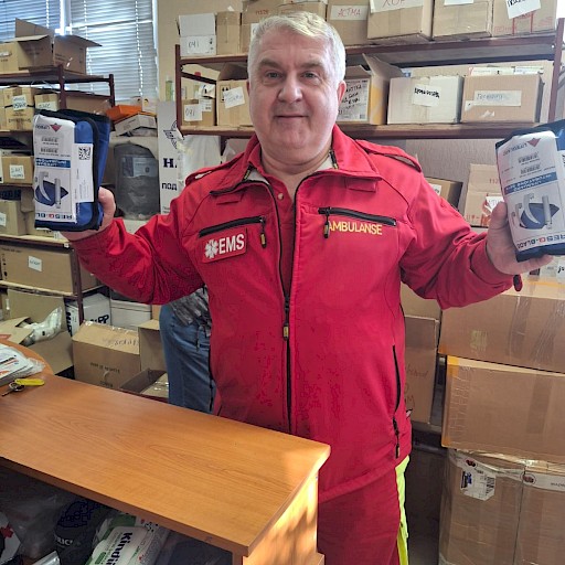 Laryngoskope in der Hand des Chefs des Kharkiver Rettungsdienstes