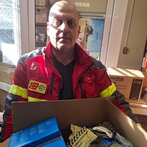 Traumabandagen, Wendl-Tuben und anderes gespendetes Rettungsdienstmaterial bei der Übergabe in Kharkiv