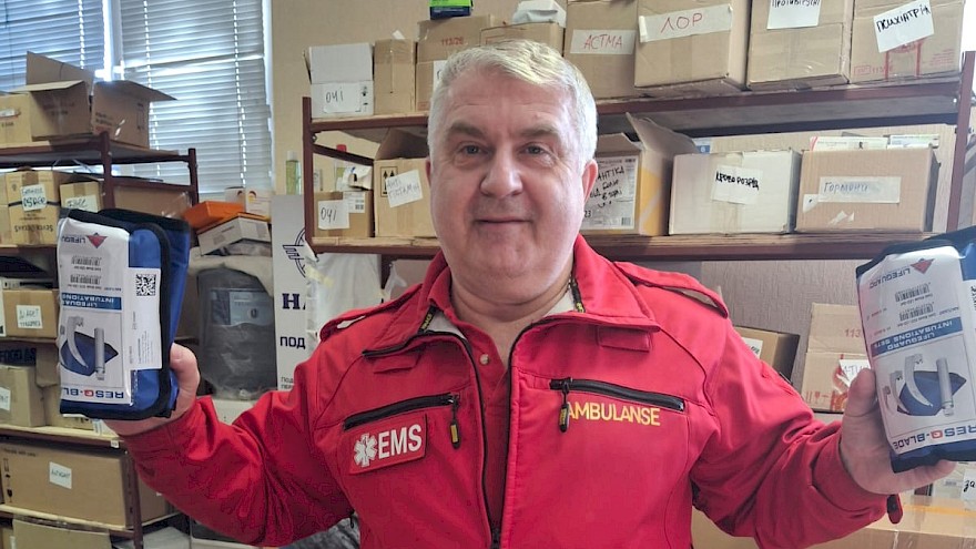 Leiter des Kharkiver Rettungsdienstes mit gespendetem Material