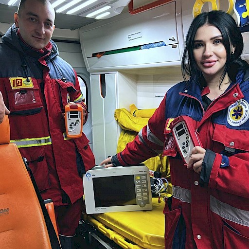 Rettungswagenbesatzung mit gespendetem equipment